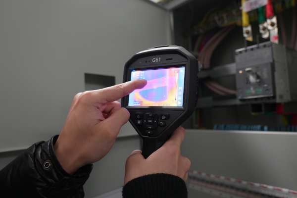 Hikmicro G61 para la inspección de tableros eléctricos