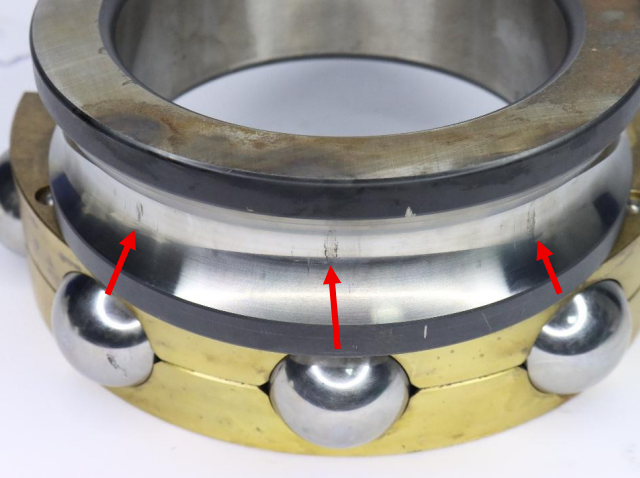 Huellas en la pista interior, típico del Falso Brinell