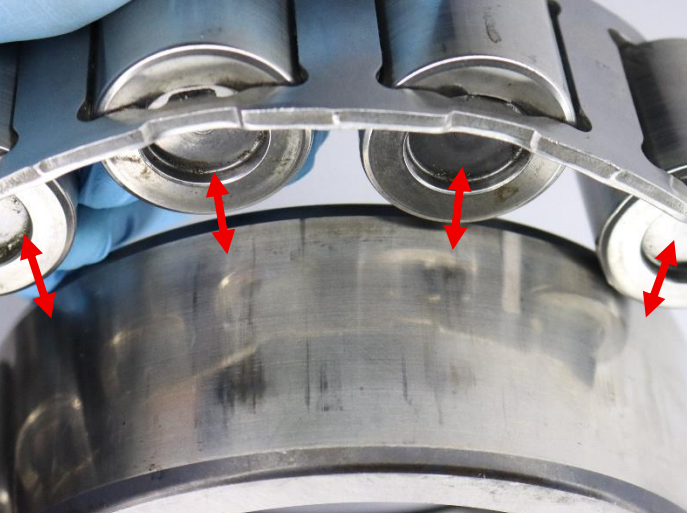 Huellas en la pista espaciadas a la misma distancia de los rodillos