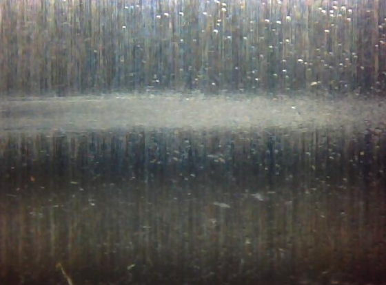 Vista de microscopio del desgaste generado por el rodillo en la pista del rodamiento